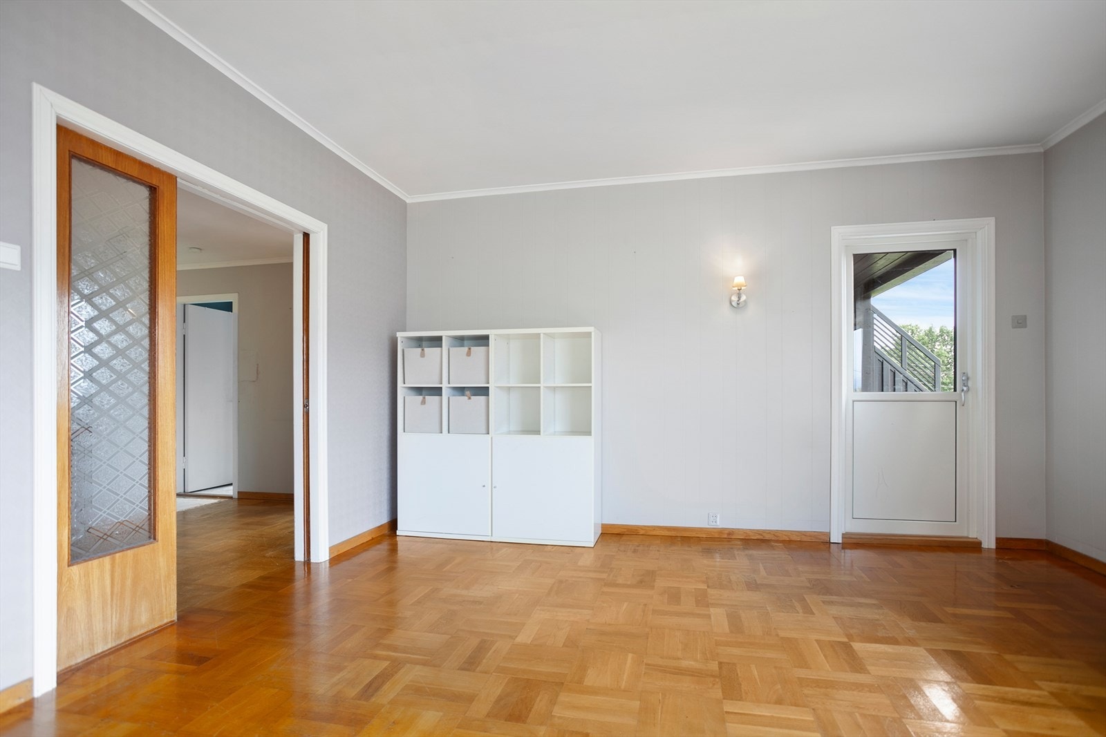 Fra stuen er det utgang til veranda med trapp til hagen Galleribilde