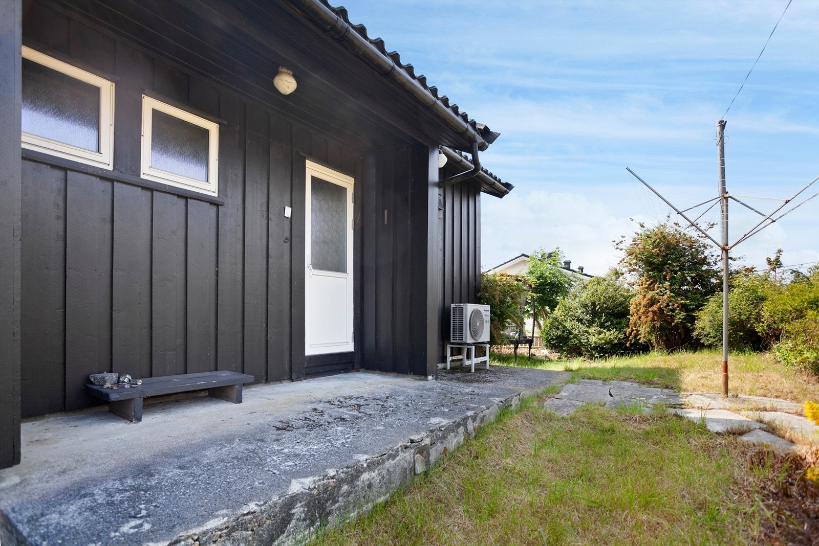 Utgang fra vaskerom til hagedel mot nordvest Galleribilde