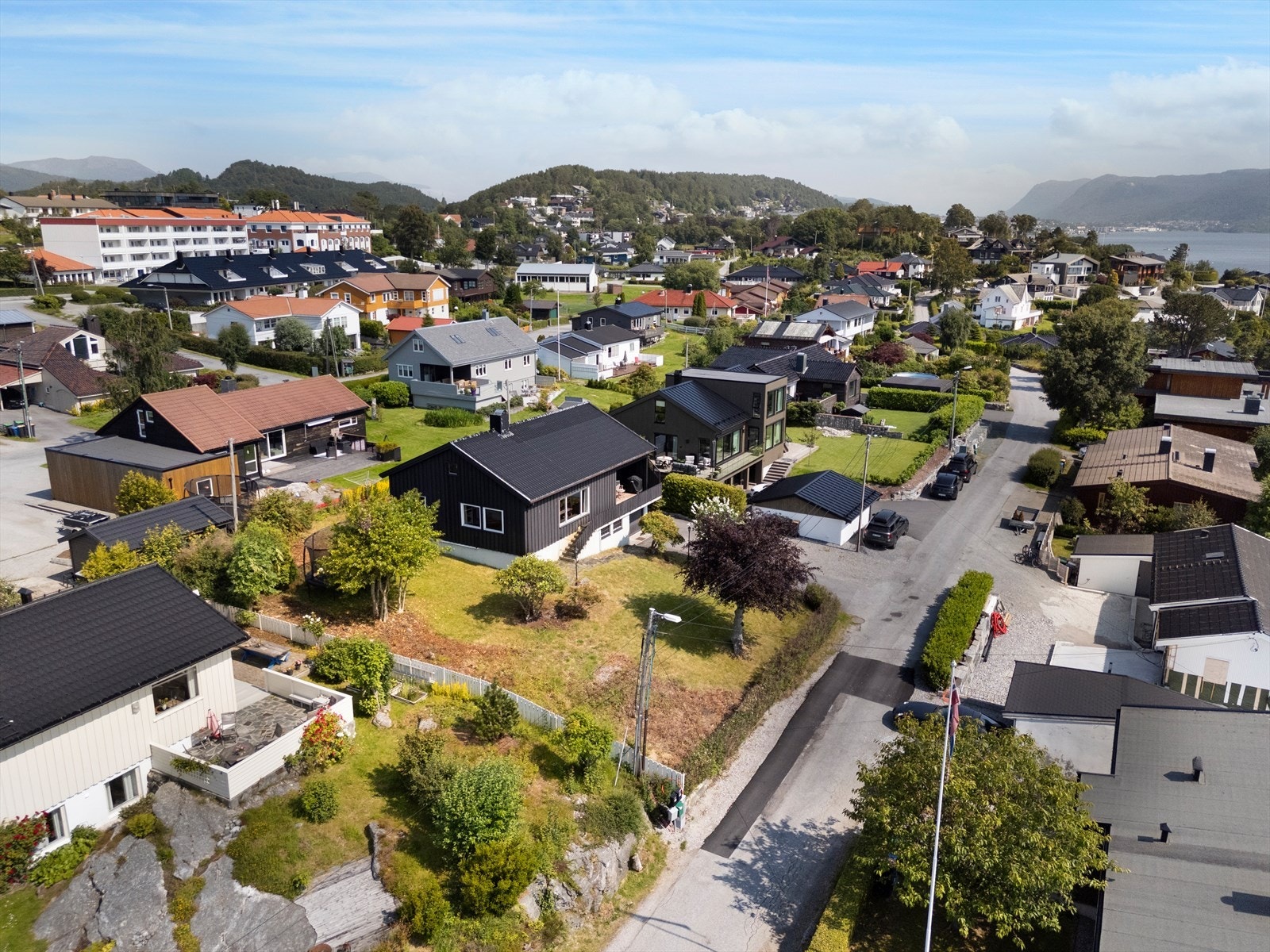 Eiendommen ligger i en rolig gate uten noe særlig trafikk. Det er et barnevennlig område med trygg skoleveg og gangavstand til butikk, busstopp, skole og barnehage. Galleribilde