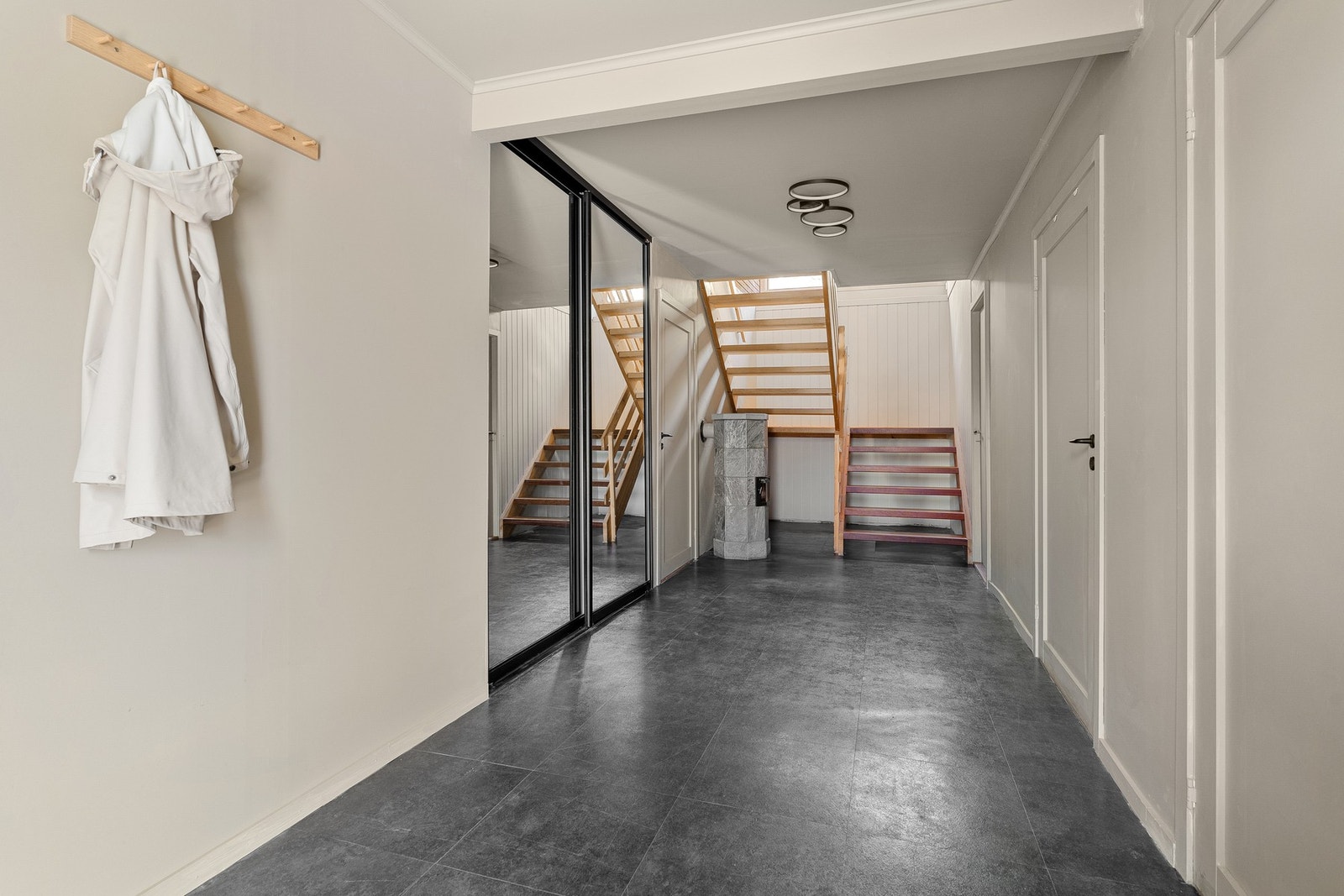 - Velkommen inn | Boligen strekker seg over tre etasjer med fin planløsning | God romslig gang som passer ypperlig for en barnefamilie - Galleribilde