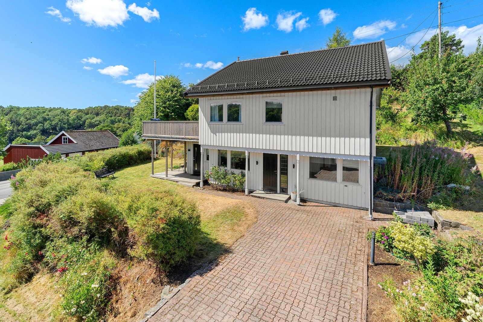 - Boligen har romslig tomt, garasje og gårdsplass til flere biloppstillingsplasser - Galleribilde