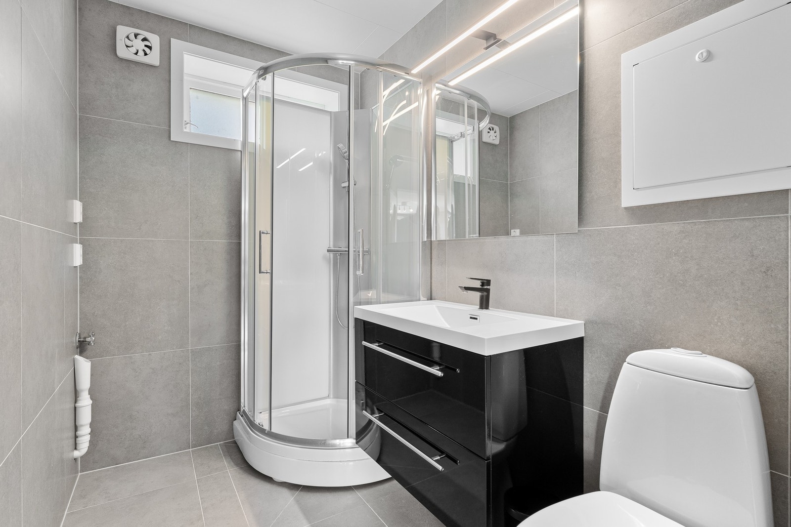 - Badet ble pusset opp i 2023 og fremstår som moderne | Praktisk opplegg for vaskemaskin - Galleribilde