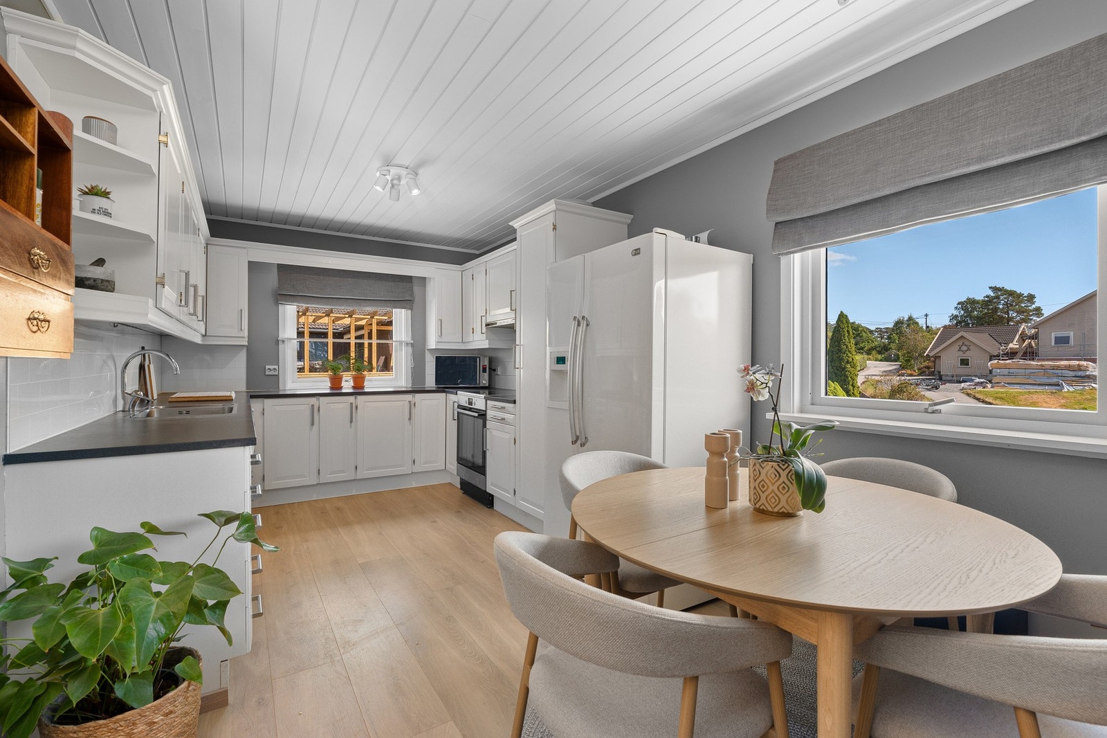 - Pent klassisk kjøkken med god utnyttelse | Plass til spisebord, hvor man kan nyte både frokost og middag - Galleribilde