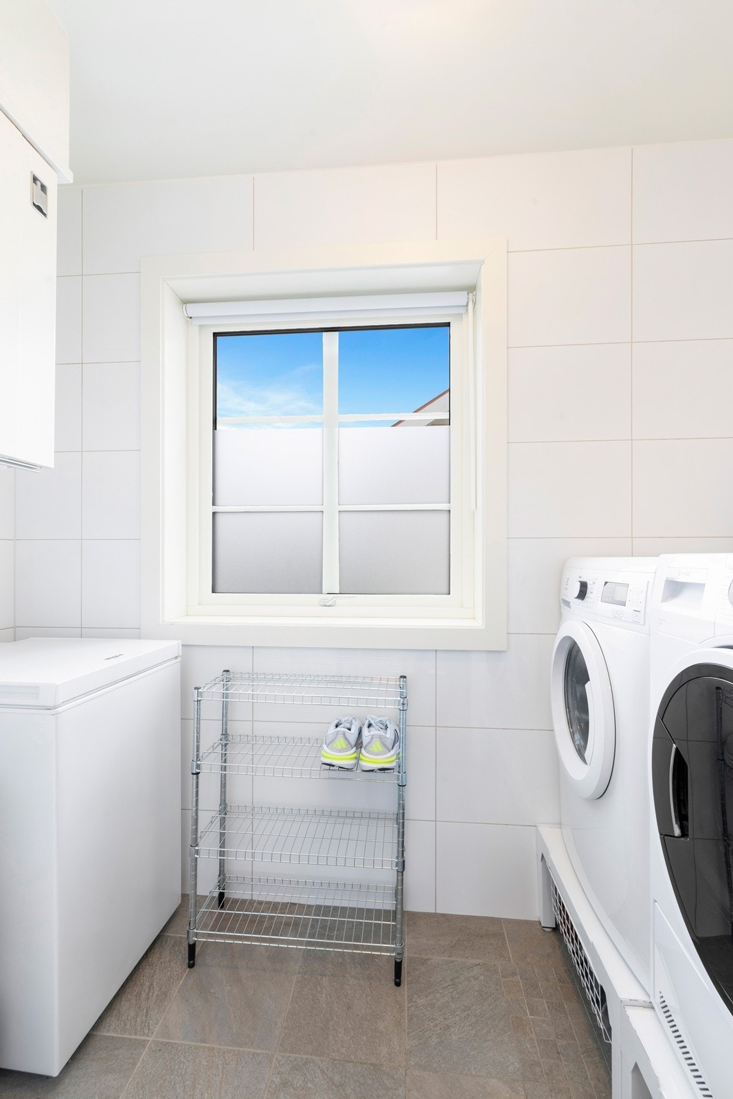Vaskerom på innsiden av badet med opplegg for vask og tørk. Galleribilde