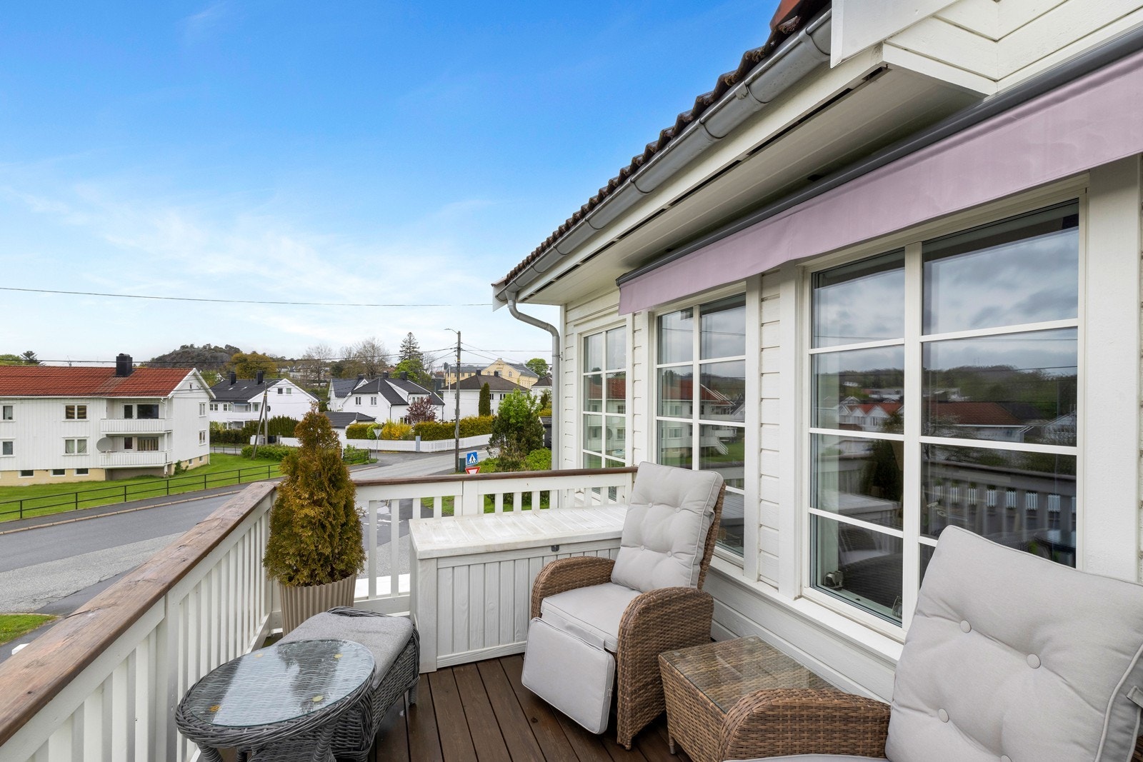 Utgang til hyggelig veranda fra stuen. Galleribilde