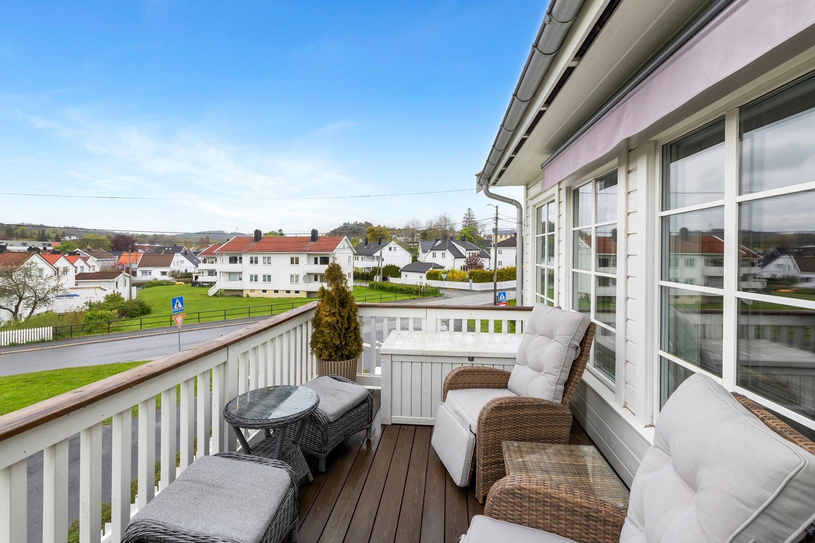 Det r meget gode solforhold på verandaen. Galleribilde