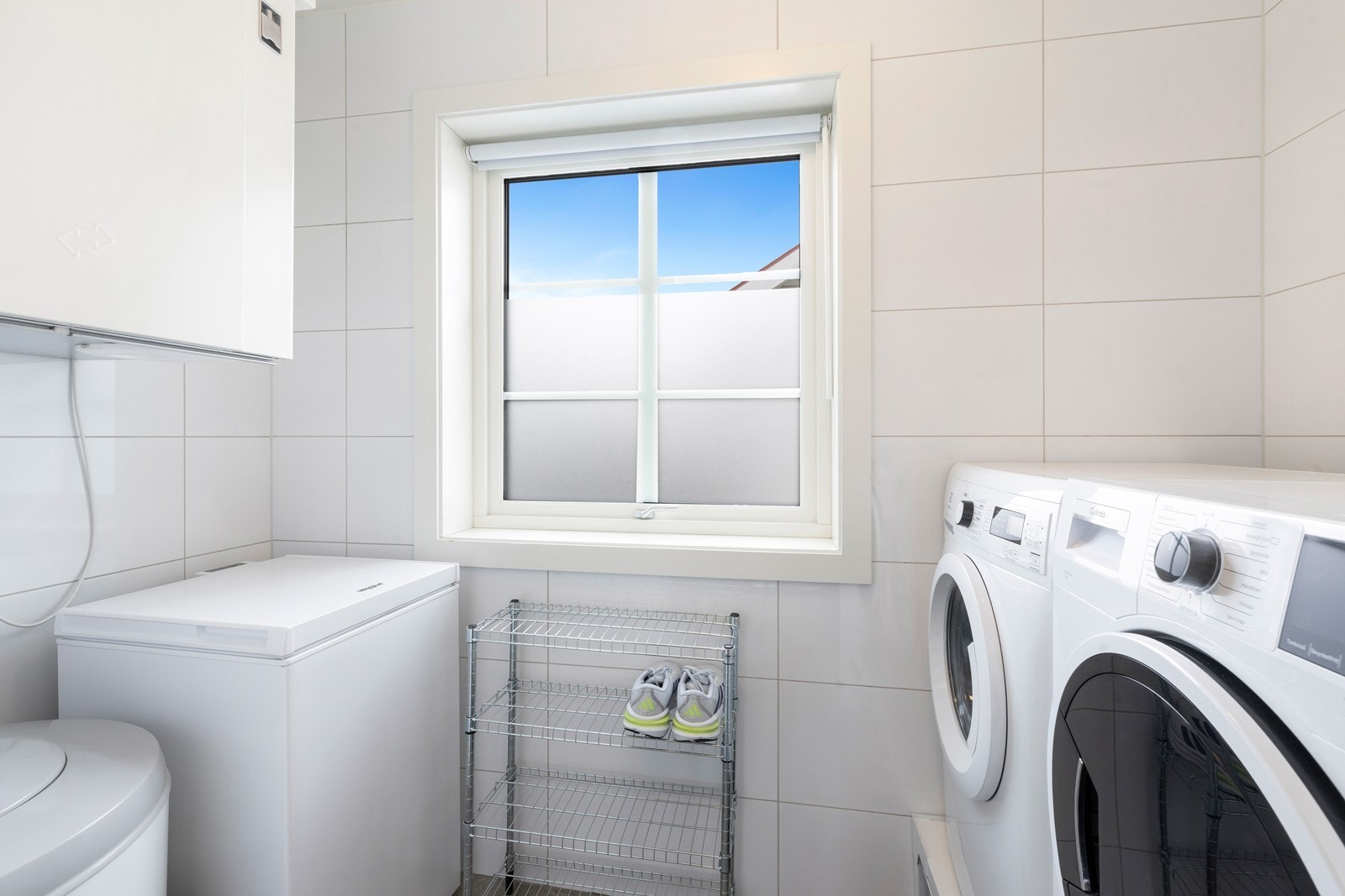 På innsiden av badet ligger vaskerommet med opplegg for vaskemaskin. Galleribilde