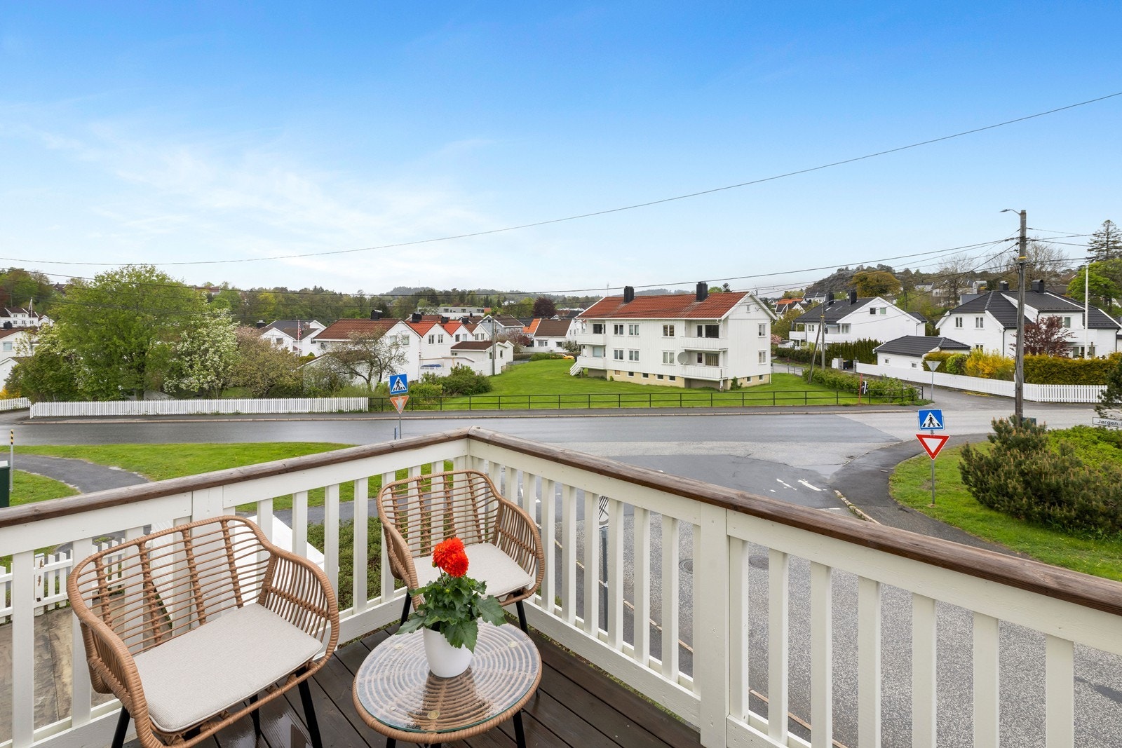 Hyggelig veranda på fremsiden med meget gode solforhold. Galleribilde
