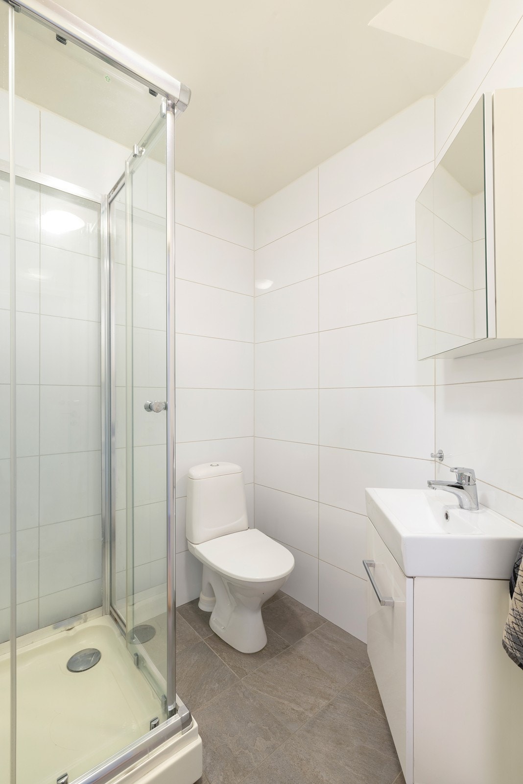 Badet i 3. etg med servant, dusj og wc. Galleribilde