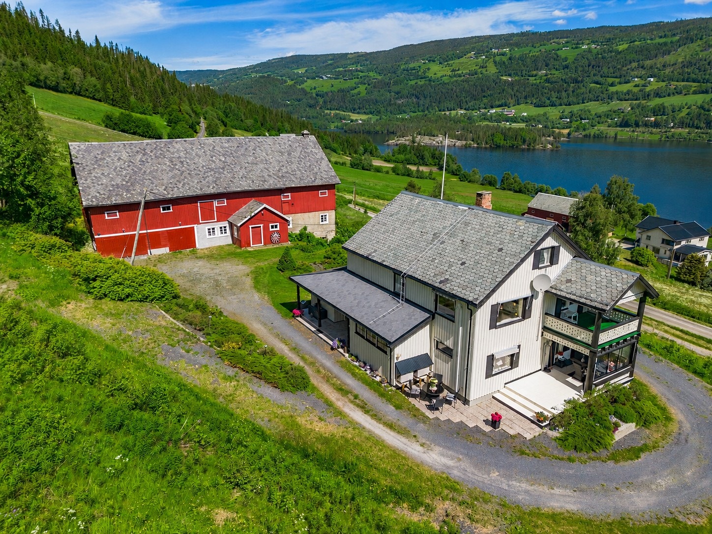 Gårdstunet består av et større våningshus og driftsbygning Galleribilde