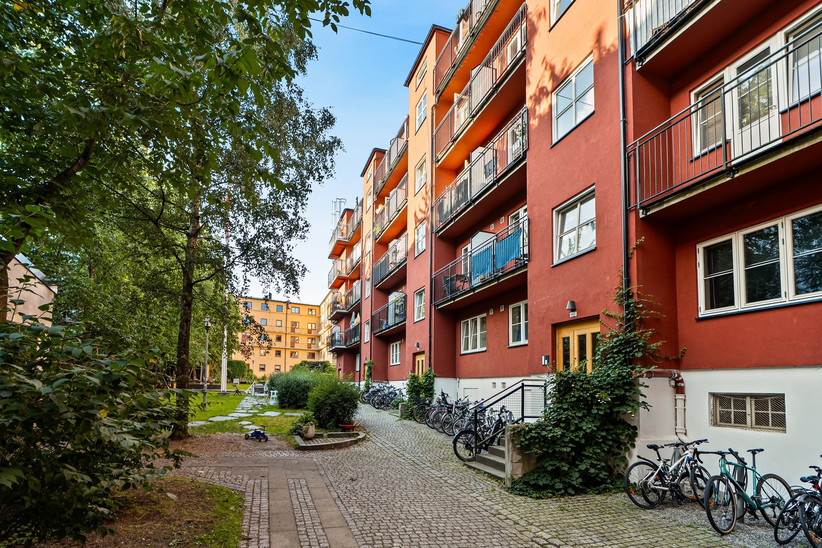 Sykkelen kan parkeres i bakgårdens sykkelstativer. Beboere har også tilgang på felles sykkelbod, felles vaskeri og et felles bryggeri. Galleribilde