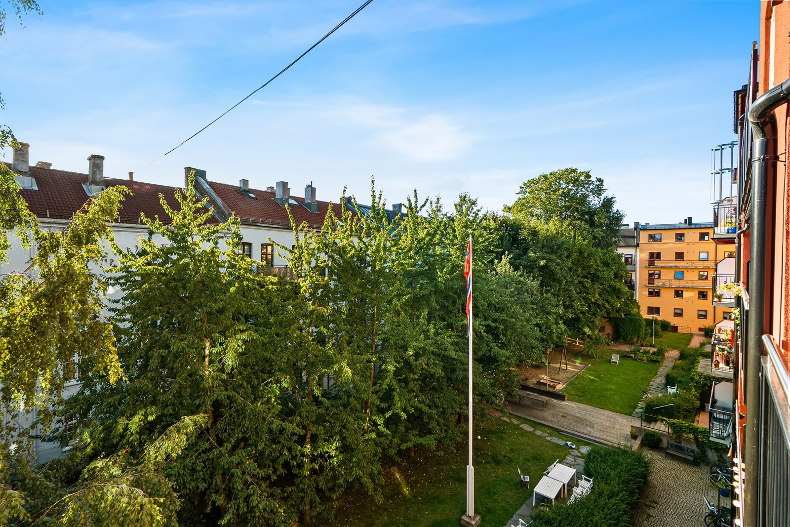 Fra balkongen er det fint utsyn over den grønne bakgården. Galleribilde