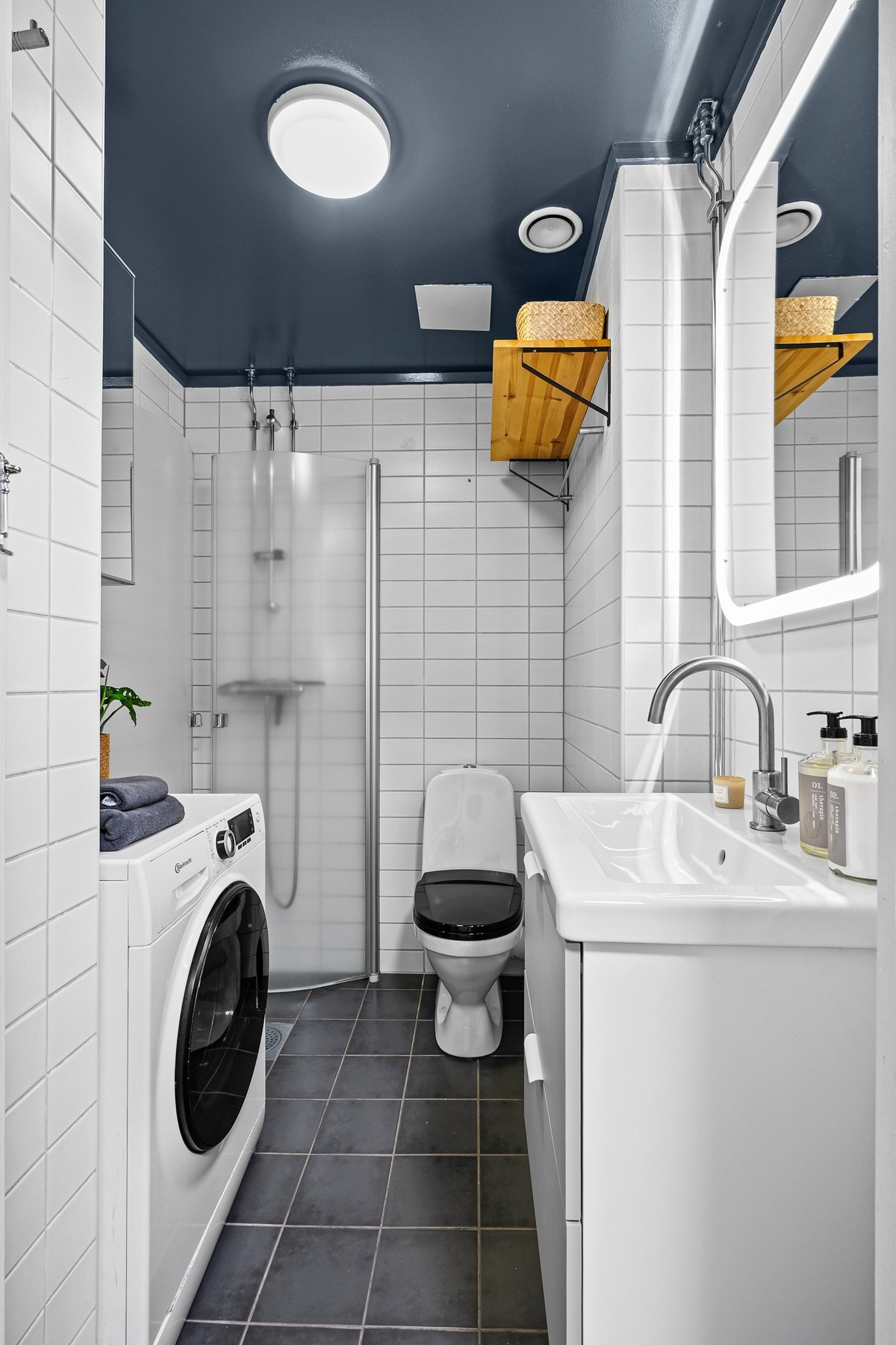 Badet ble pusset opp i regi av boligselskapet i 2005-2006, og har blitt modernisert i senere år. Flislagt bad utstyrt med behagelige varmekabler i gulv. Galleribilde