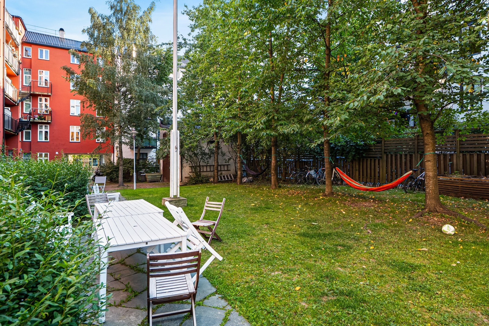 Grønne og velstelte fellesarealer, sittegrupper, sandkasse og lekeapparat. Galleribilde