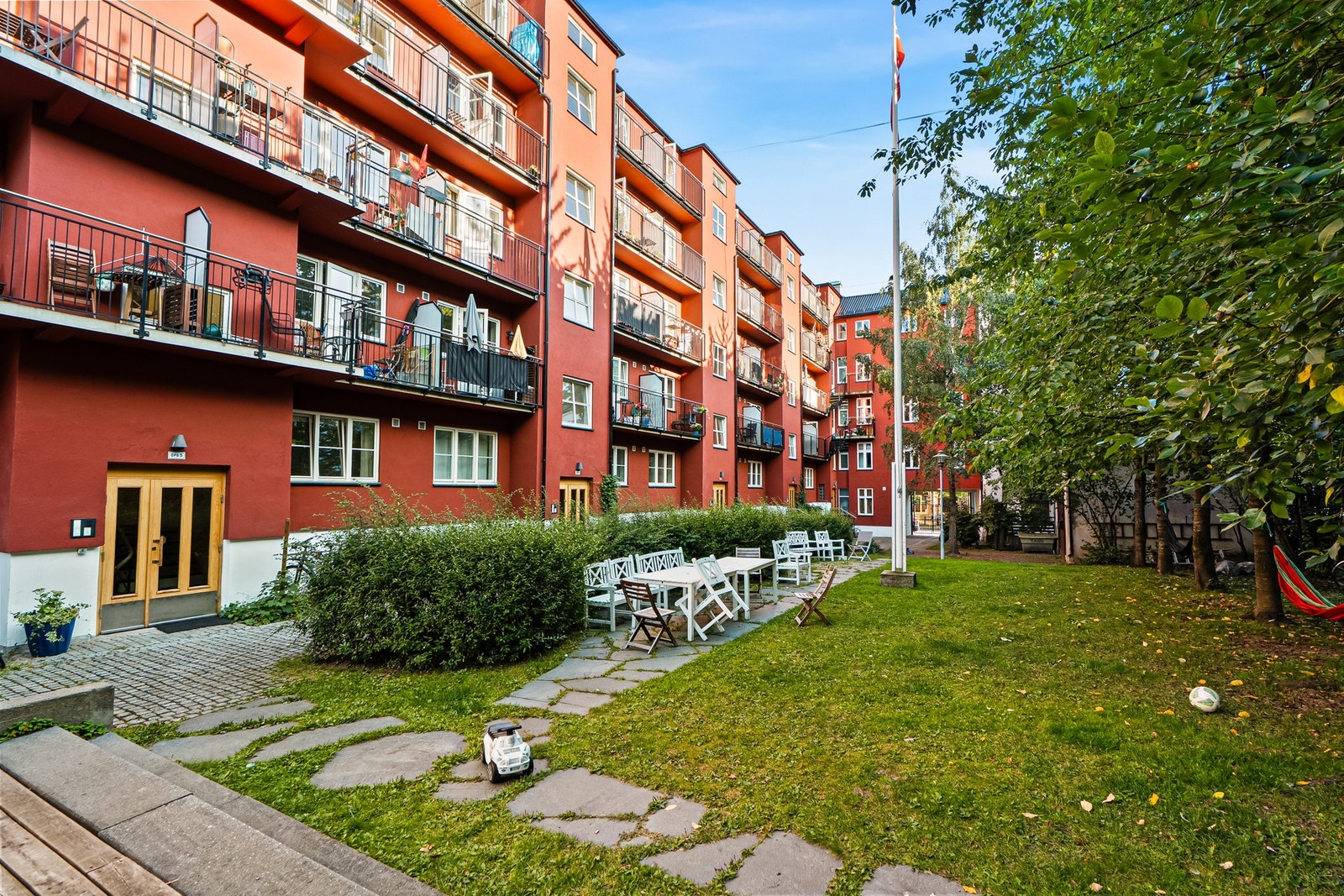 Boligselskapet er kjent i området for sin idylliske og sosiale bakgård. Her arrangeres bl.a. 17. mai-fester og sommerfester, som bygger oppunder det inkluderende bomiljøet Galleribilde