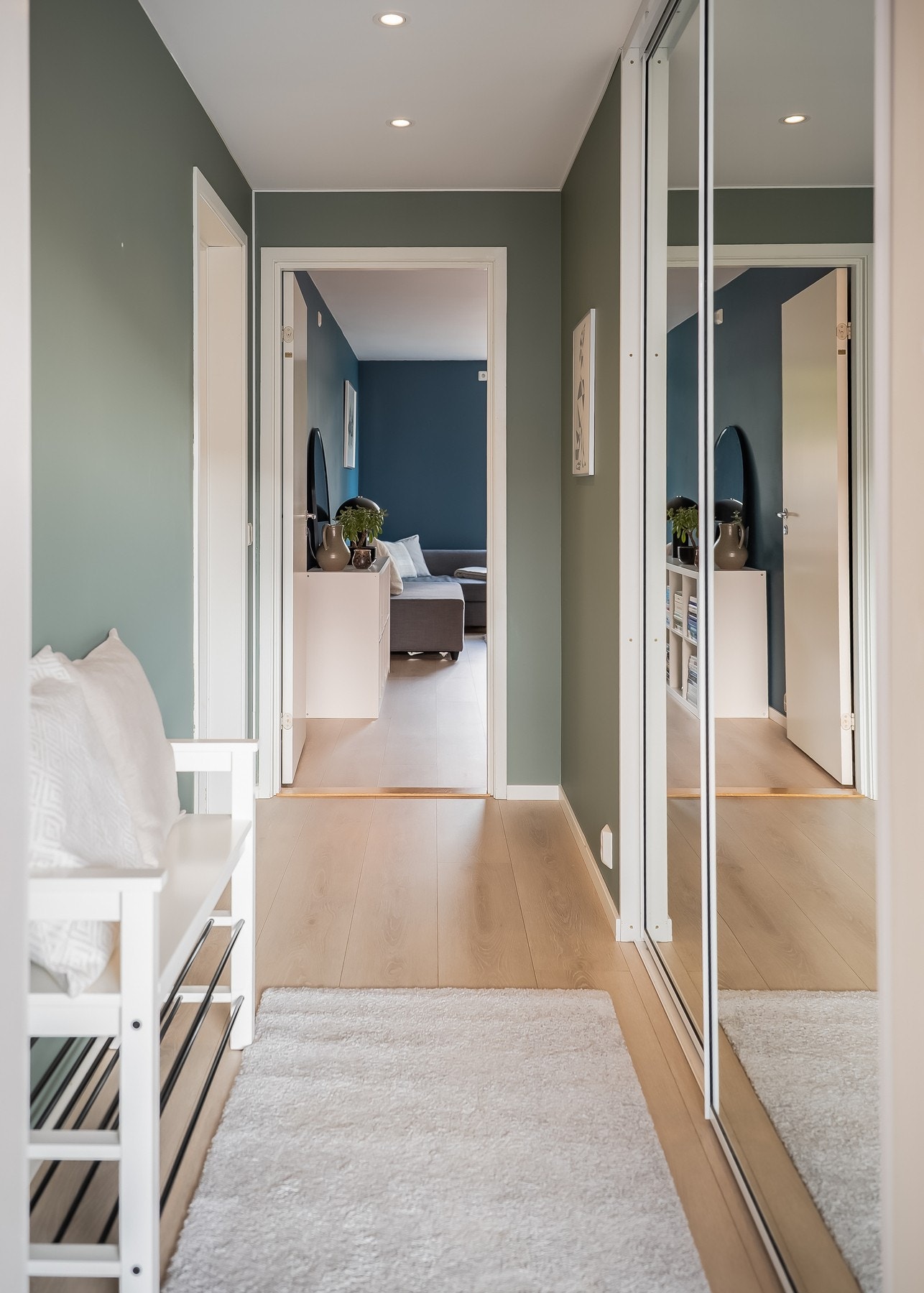 Tiltalende inngangsparti med downlights i tak gir leiligheten et godt førsteinntrykk. Galleribilde