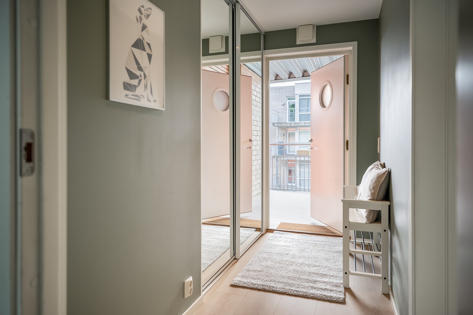 Gode oppbevaringsmuligheter for klær og sko i en praktisk skyvedørsgarderobe. Galleribilde