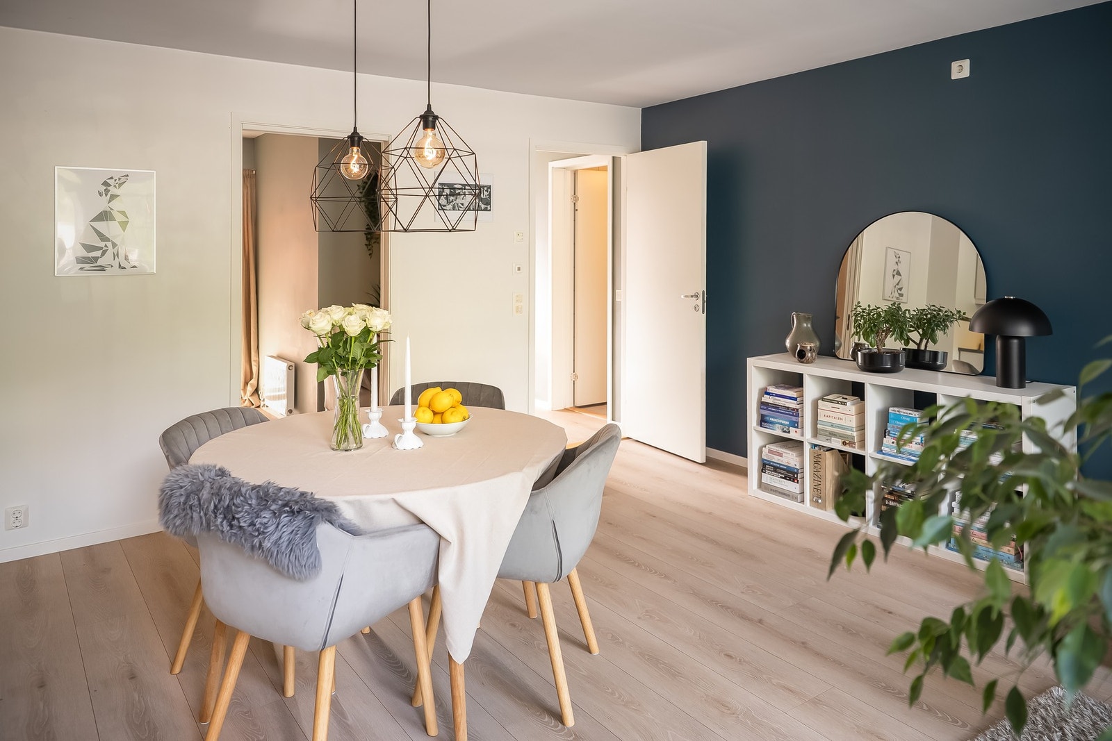 God plass for både sofa og spisebord på stue/kjøkken. Galleribilde