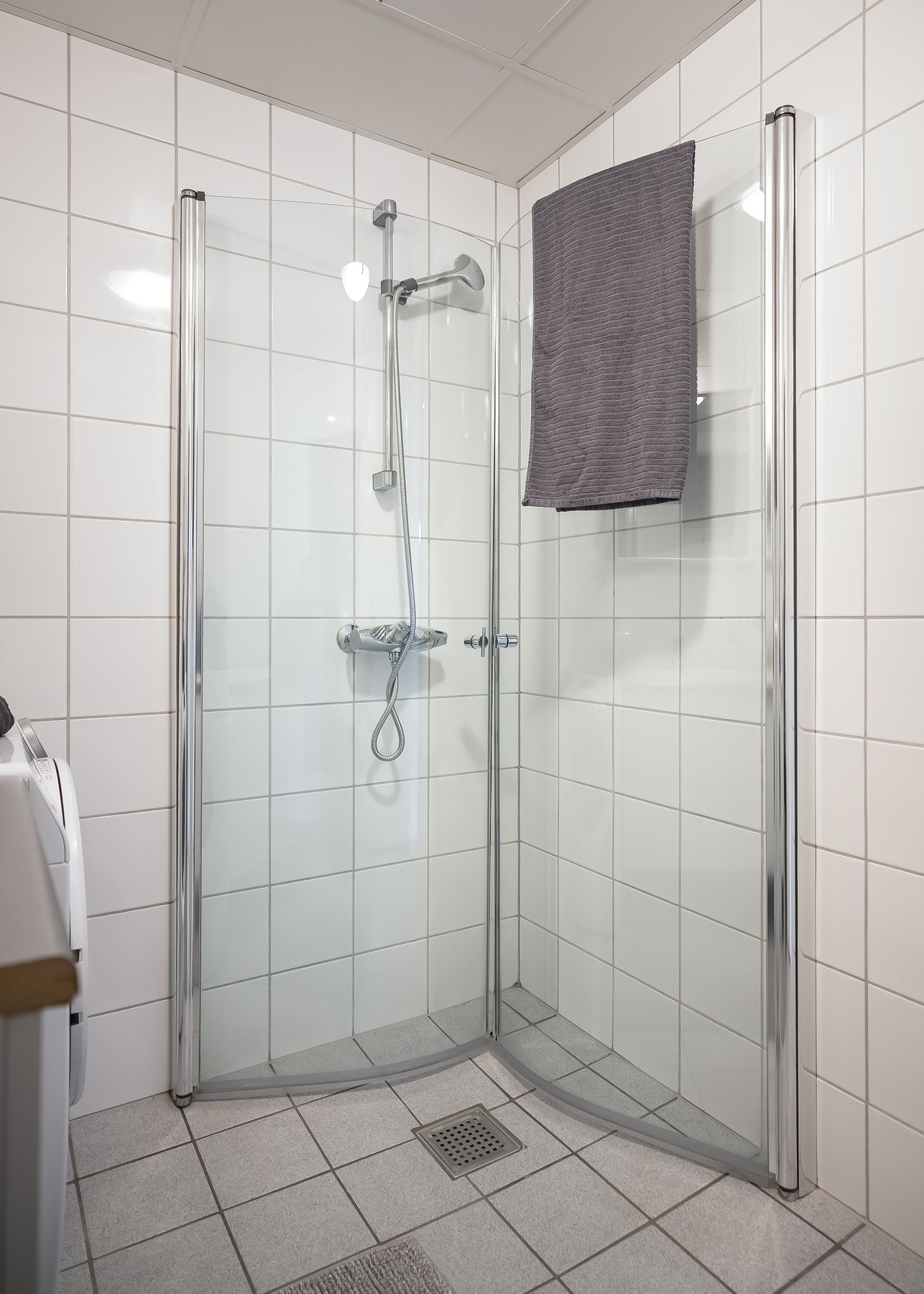 Badet er utstyrt med bl.a. innredning med vask, toalett, dusjhjørne med innfellbare dører og opplegg for vaskemaskin. Galleribilde