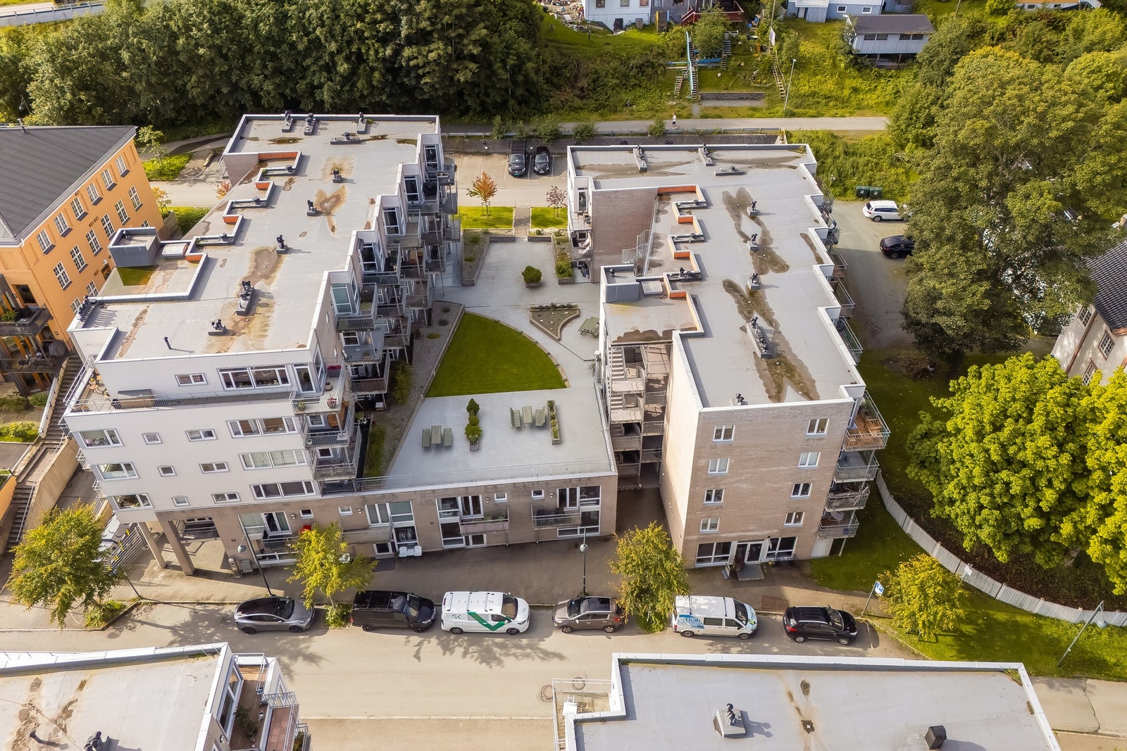 Leiligheten ligger for øvrig to minutters gange fra nærmeste bussholdeplass. Galleribilde