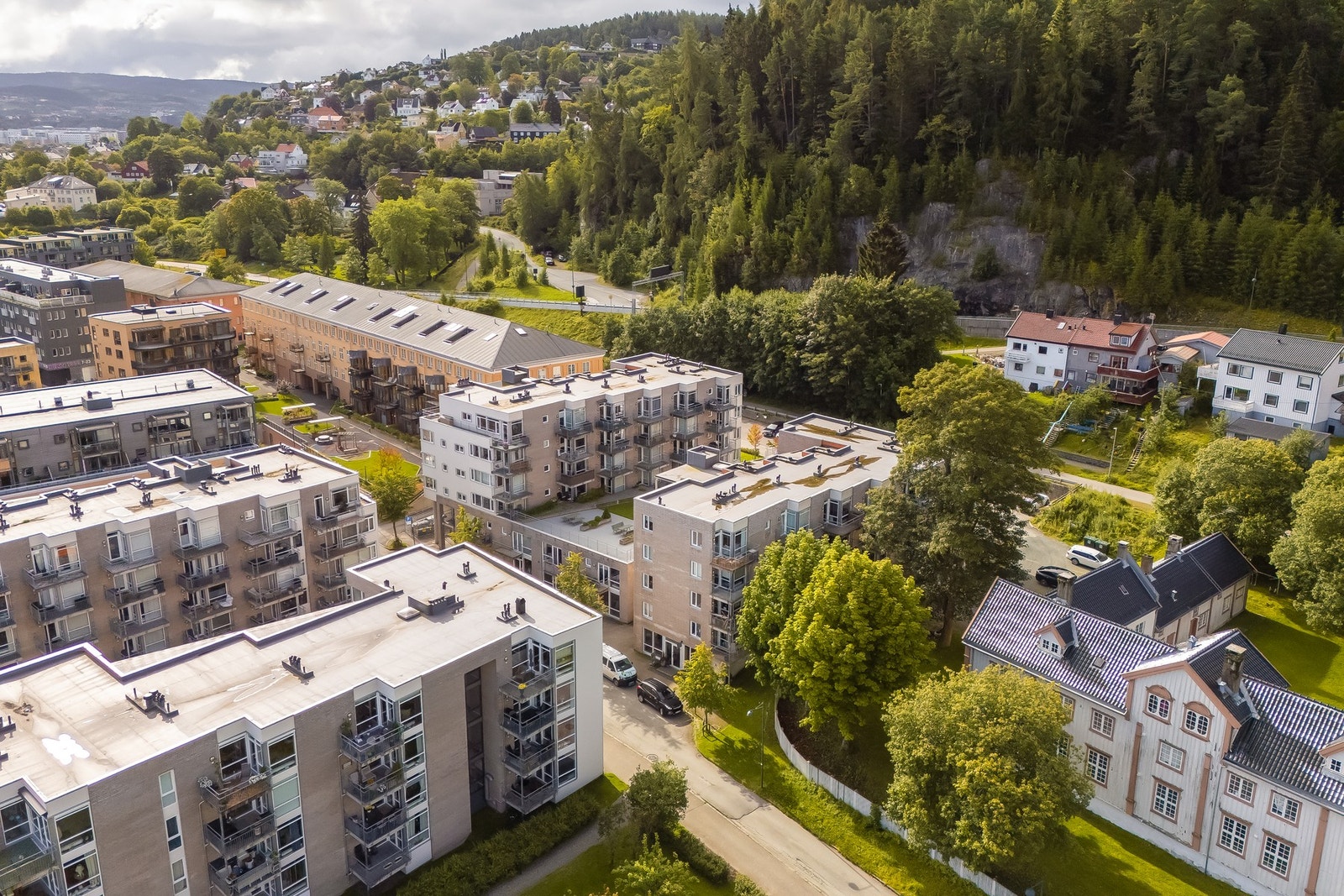 Bymarka som grenser ned mot Ilsvika byr milevis med flotte, oppkjørte skispor på vinterstid og flott turstinett sommerstid. Galleribilde
