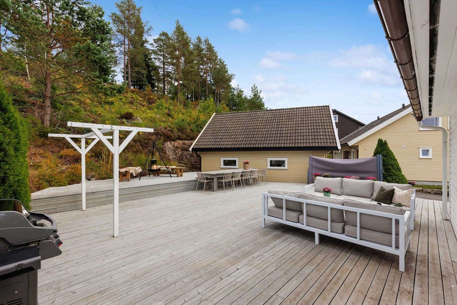 Stor, usjenert platting og uteområde med god plass til flere sittegrupper. Galleribilde