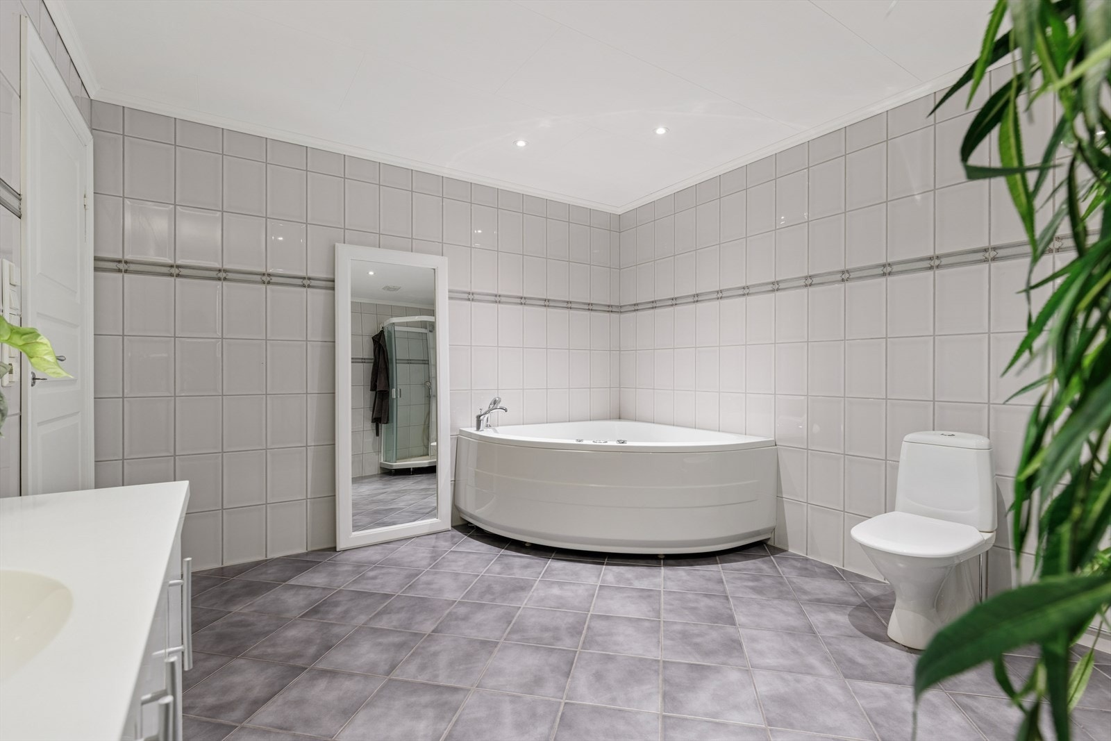 Badet er utstyrt med både dusjkabinett og badekar. Galleribilde