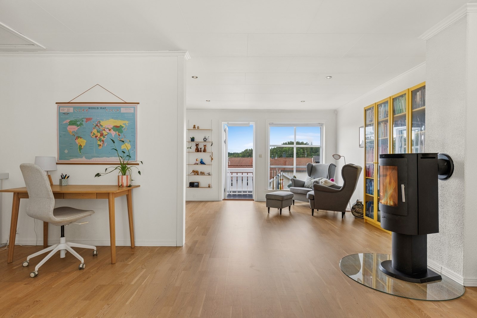 Fra stuen er det direkte utgang til en hyggelig balkong. Galleribilde