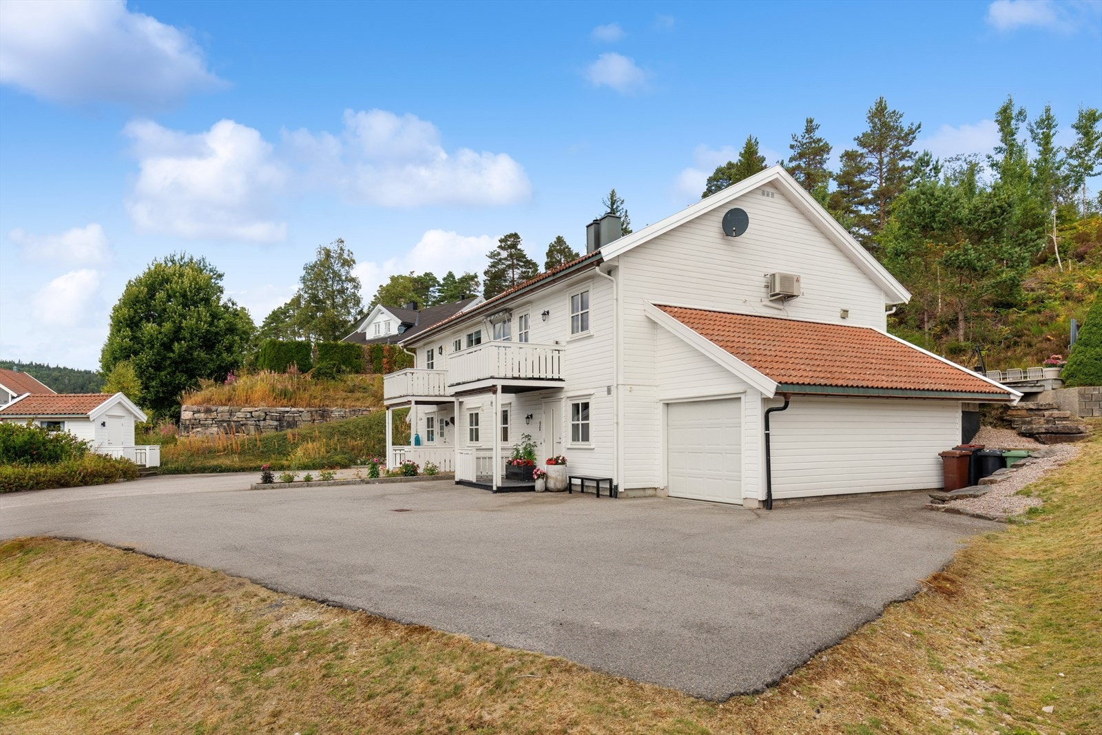 Eiendommen har en integrert garasje og asfaltert gårdsplass. Galleribilde