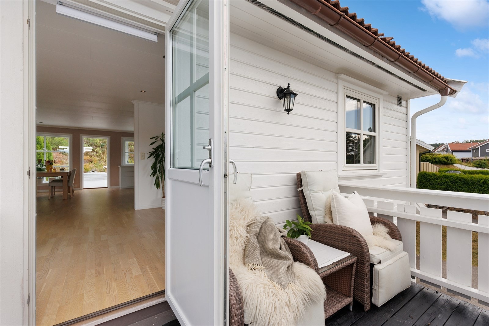 Balkong med plass til en liten sittegruppe. Galleribilde