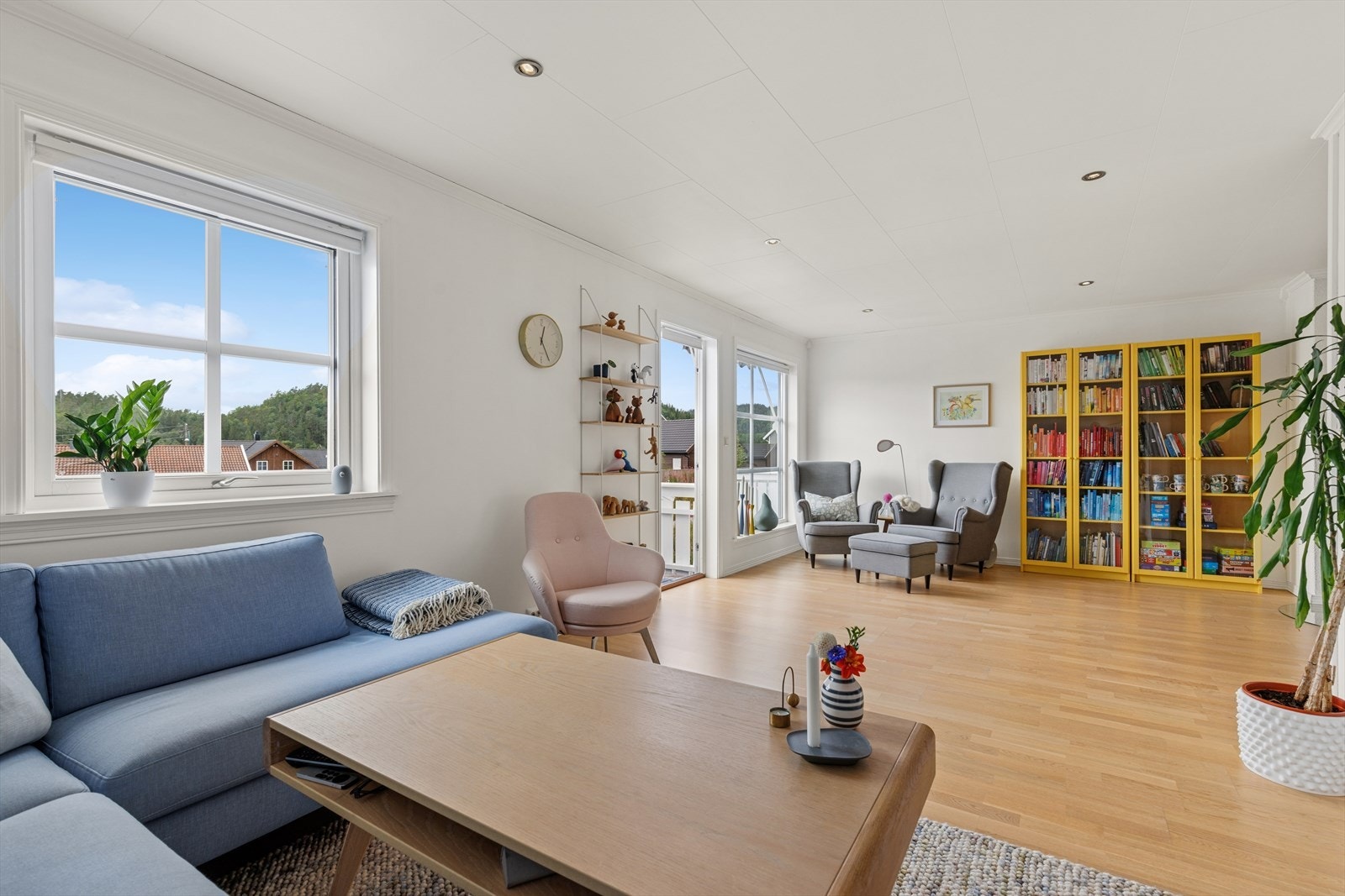 Store vindusflater med 2-lags isolerglass gir godt med naturlig lys. Galleribilde