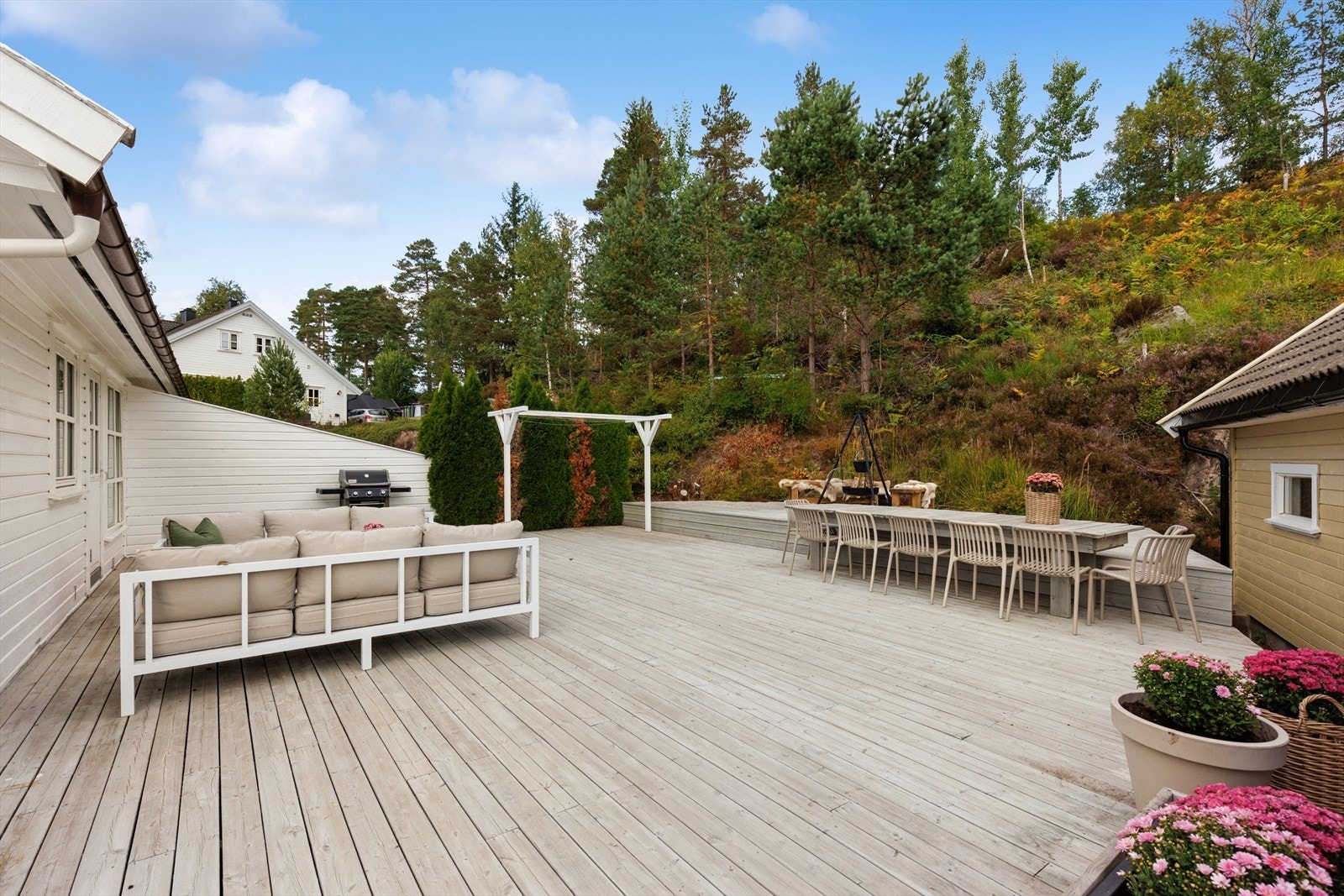 Fra spisestuen er det utgang til en stor platting på terreng. Galleribilde