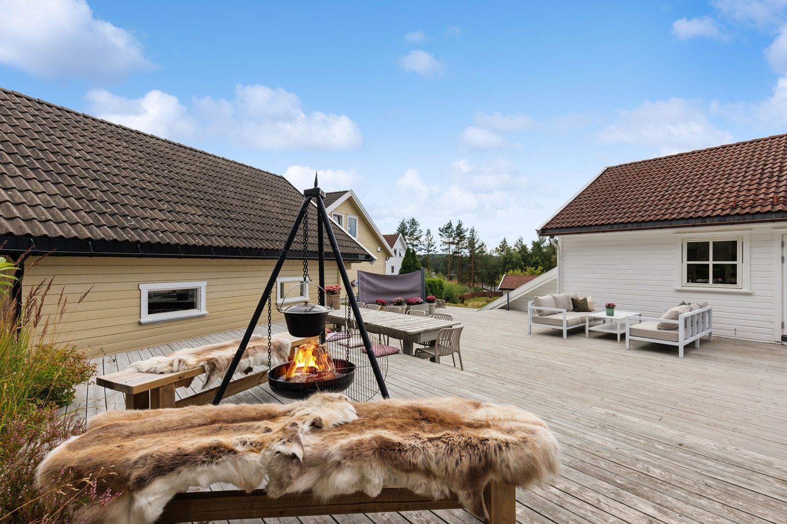 Uteområdet er en flott forlengelse av boligen på sommerstid. Galleribilde