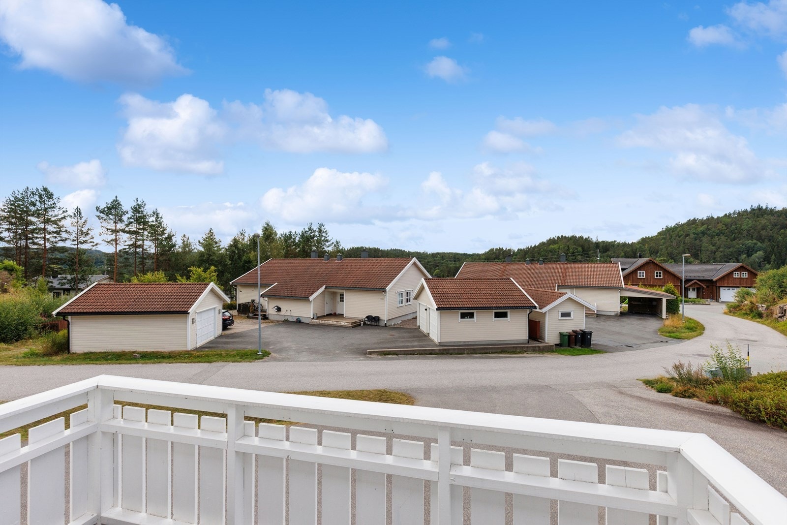 Fra balkongen er det utsikt over et etablert og rolig boligområde. Galleribilde