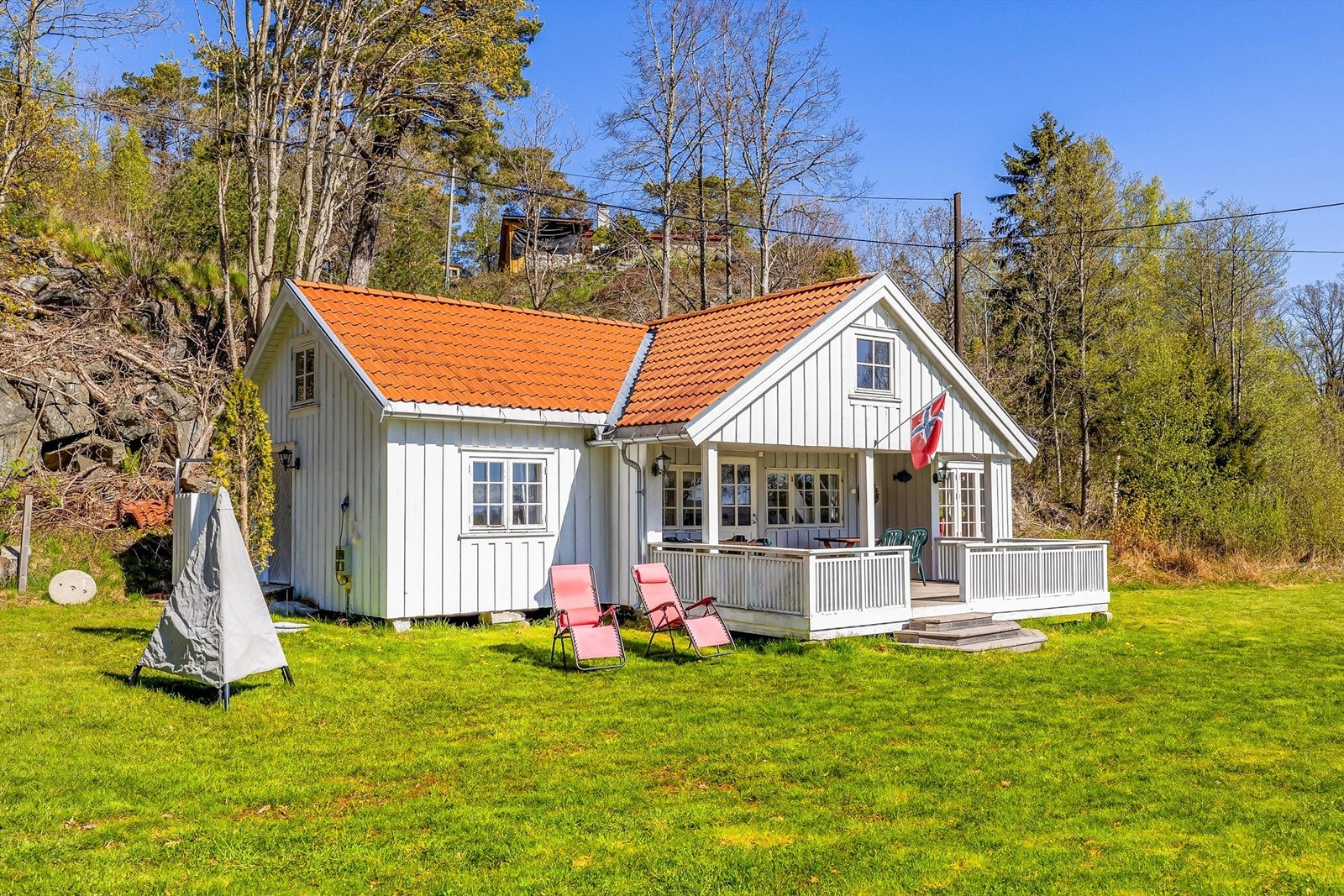 Med bredsiden mot sjøen. Galleribilde