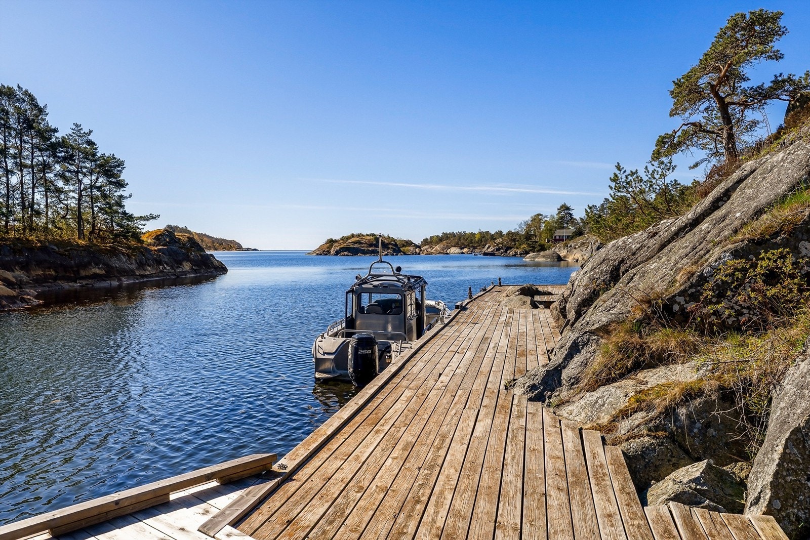 Brygga ligger rett ved hytta. Galleribilde