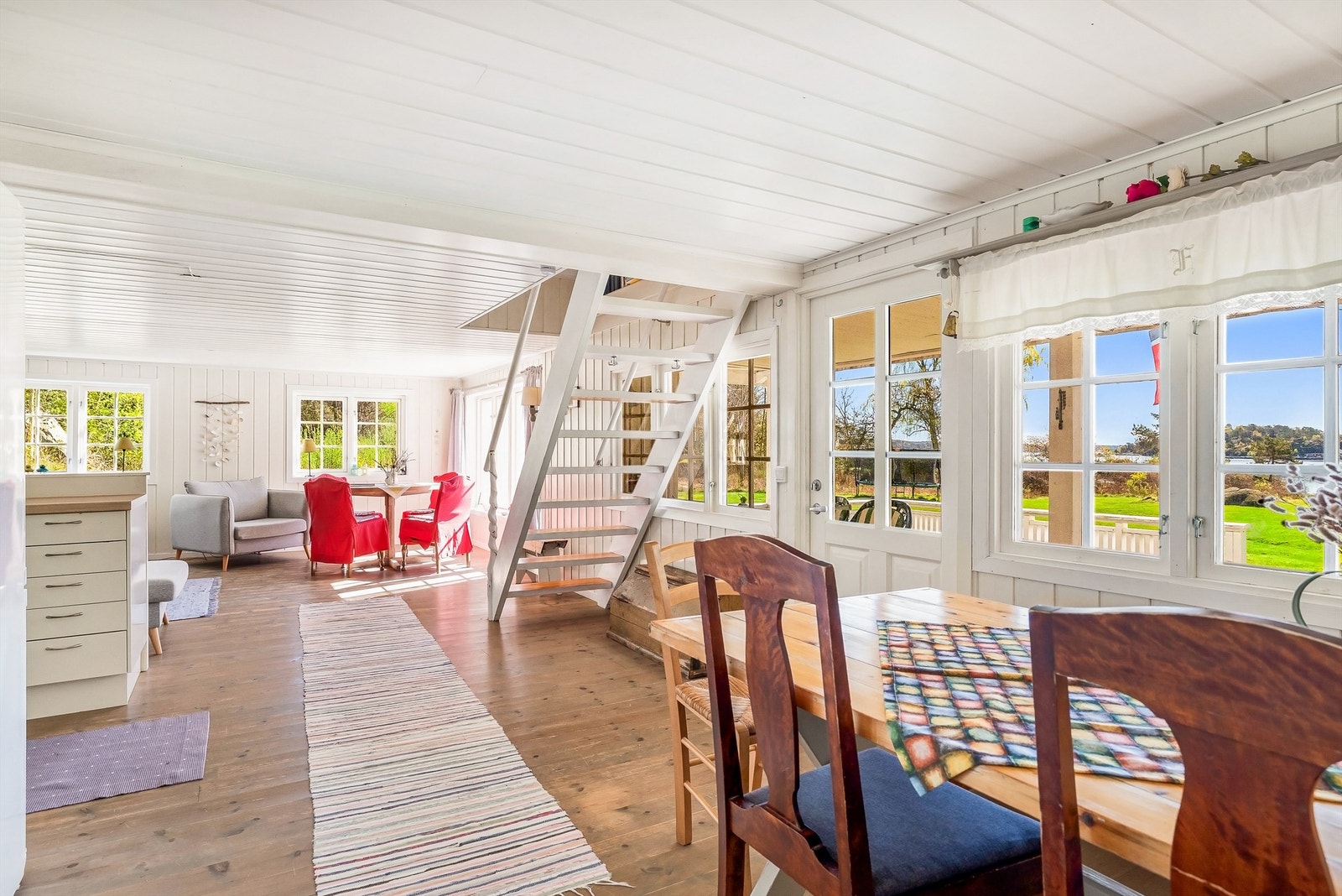 Stua er lys, luftig og åpen. Galleribilde