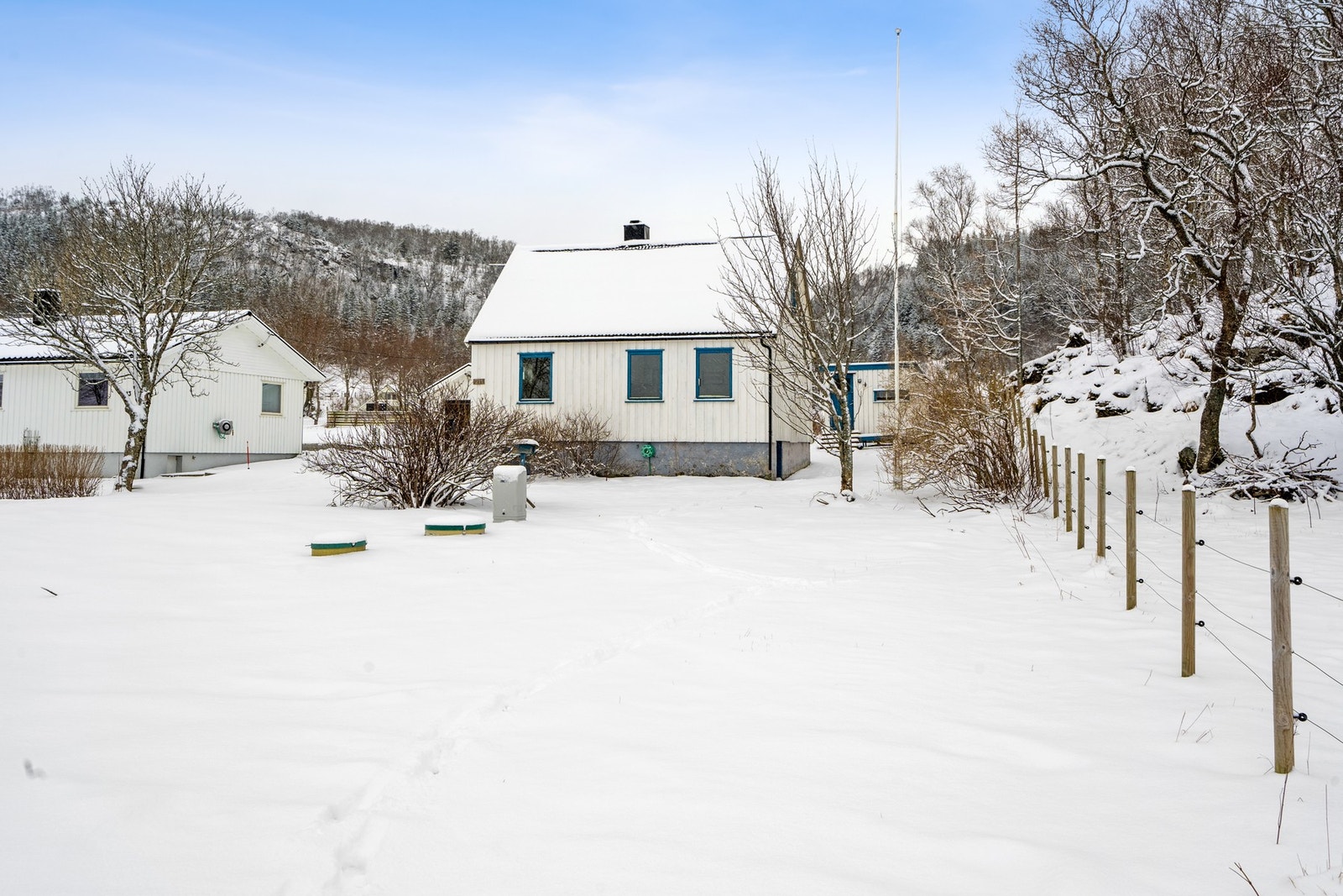 Eiendommen ligger i et rolig område med spredt bolig- og landbruksbebyggelse. Galleribilde