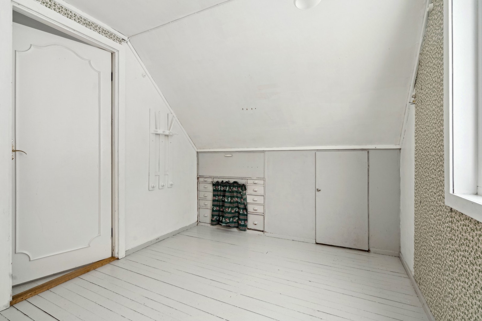 Det andre soverommet på loftet har også arealeffektiv innredning. Galleribilde
