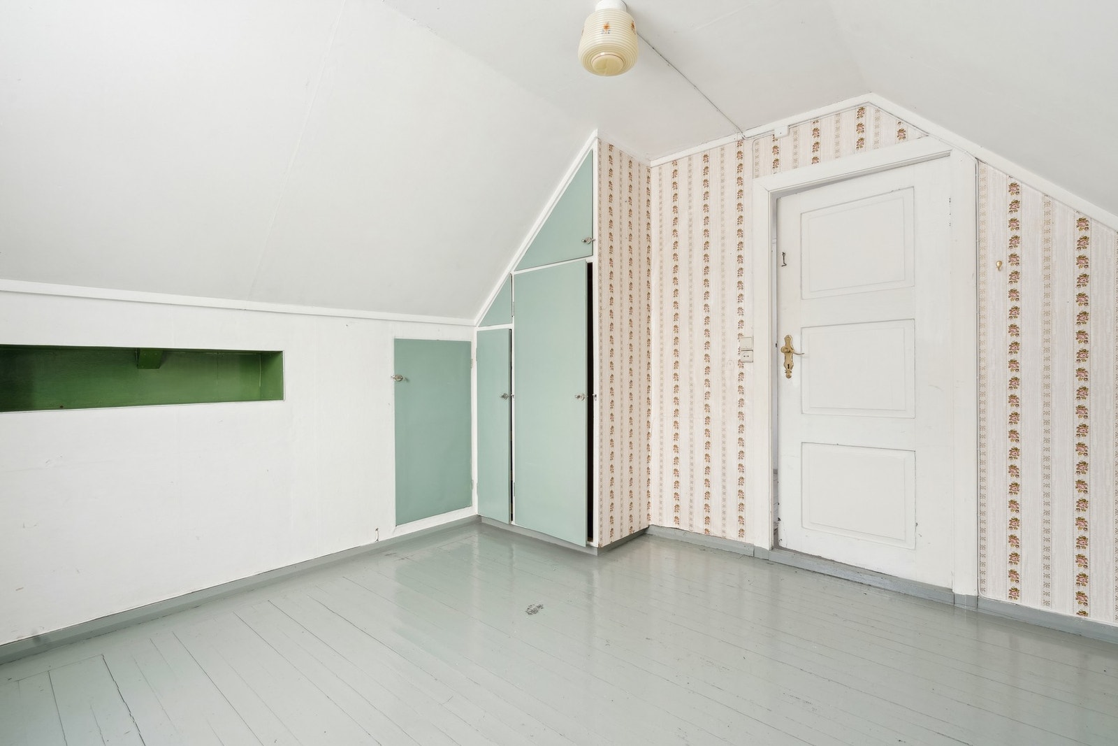 Soverom på loftet med lagringsplass under skråtaket. Galleribilde