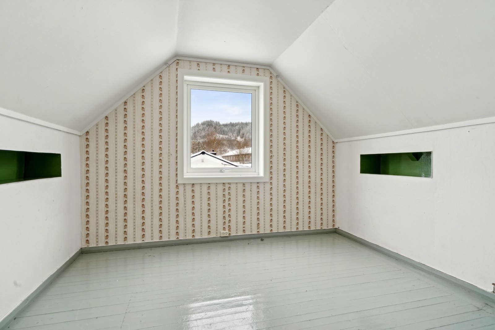 Rommene på loftet har malte plater i himling. Galleribilde