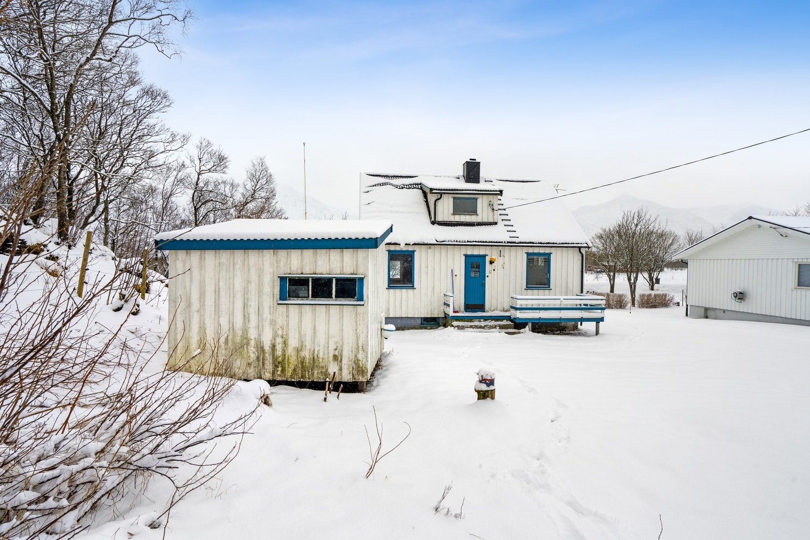 Frittstående utebod på ca. 7 m² gir god plass til lagring. Galleribilde