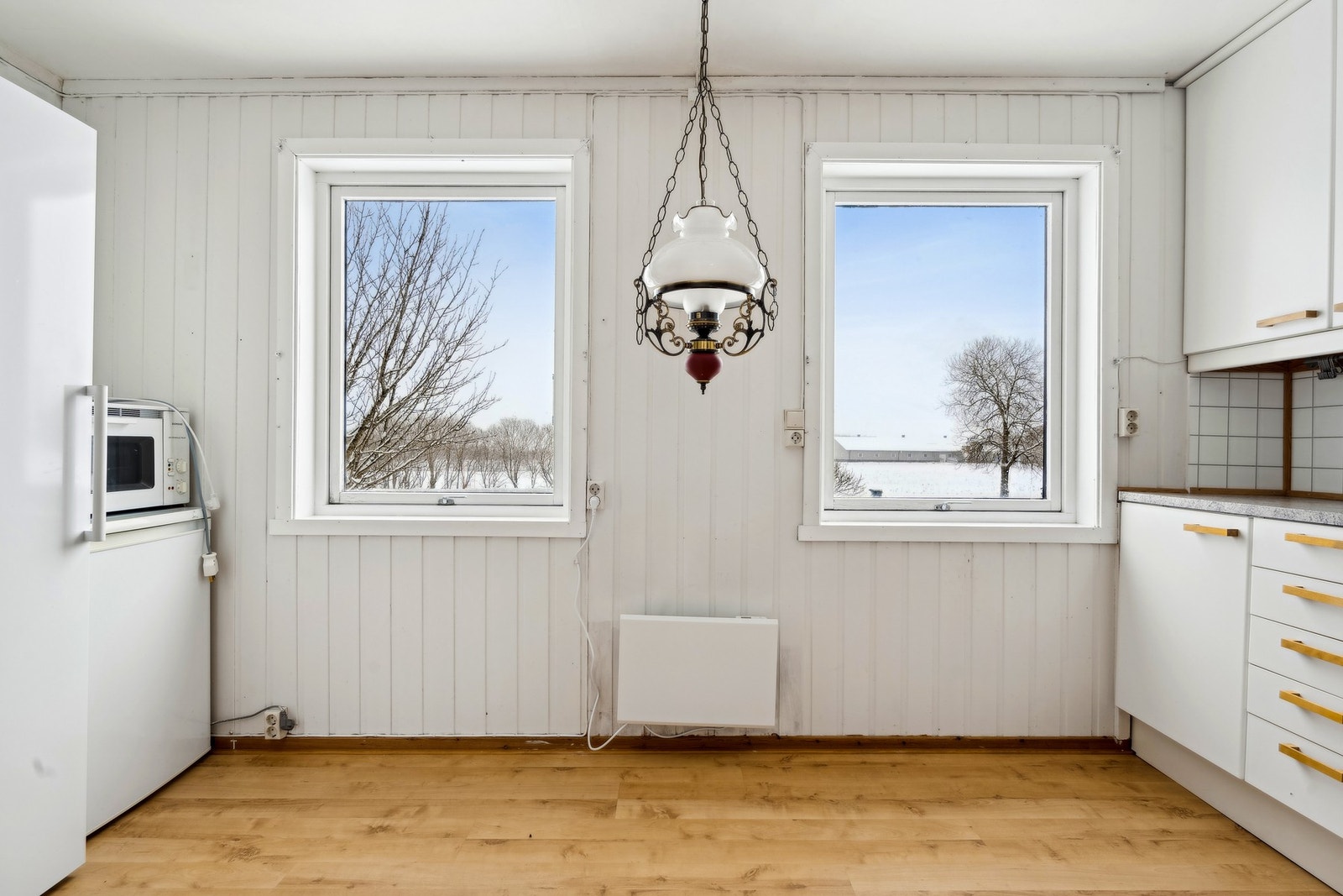 Kjøkkeninnredning med glatte fronter og benkeplate i laminat. Galleribilde