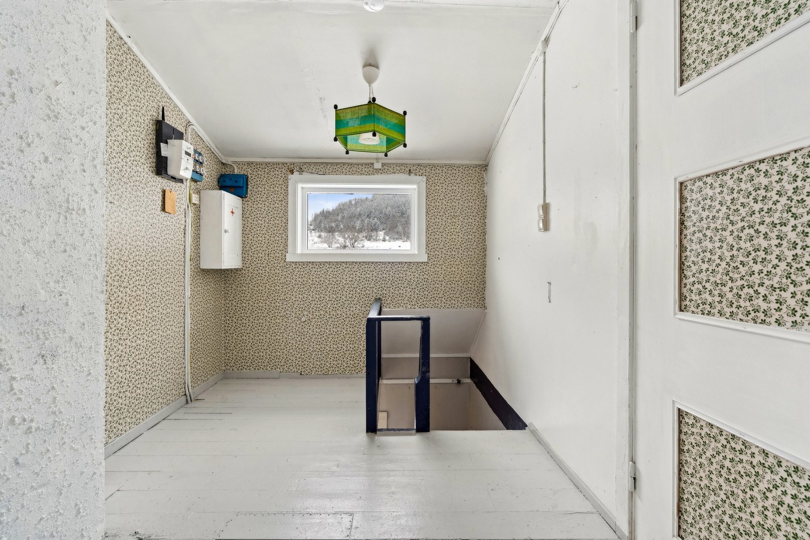 Loftstuen fungerer som et bindeledd mellom rommene i andre etasje. Galleribilde