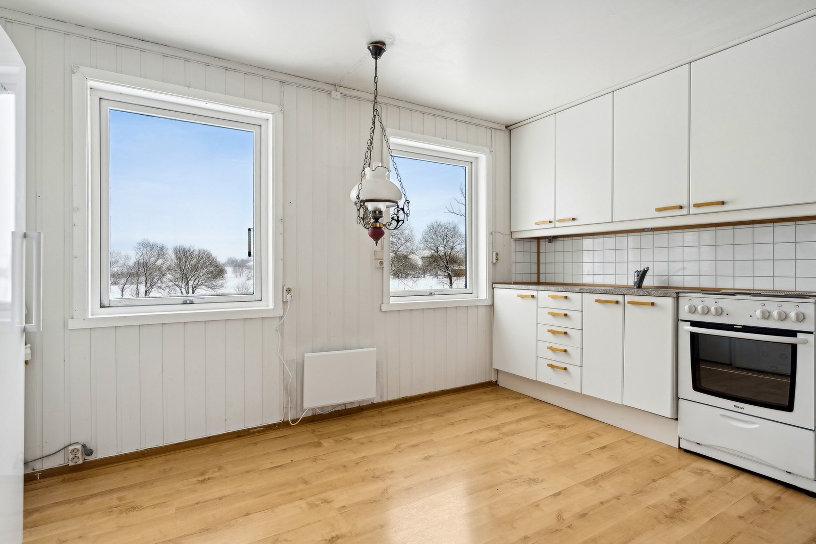 Flislagt vegg over kjøkkenbenken. Galleribilde