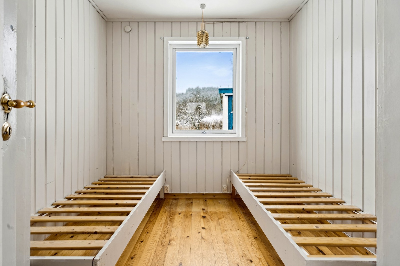 Soverom i første etasje med furugulv og panel på veggene. Galleribilde