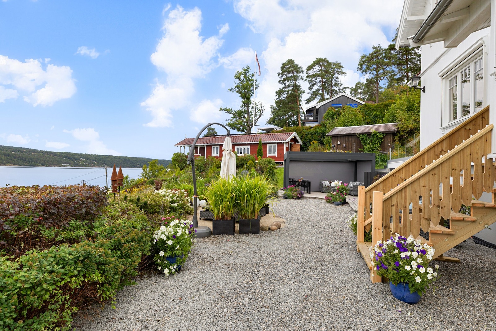 Uteplass mot vest Galleribilde