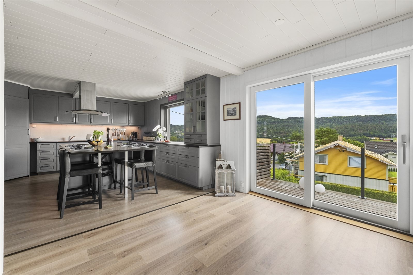 Fra entrè kommer man inn til boligens innbydende og romslige oppholdsrom, med god plass til å innrede med flere definerte soner Galleribilde