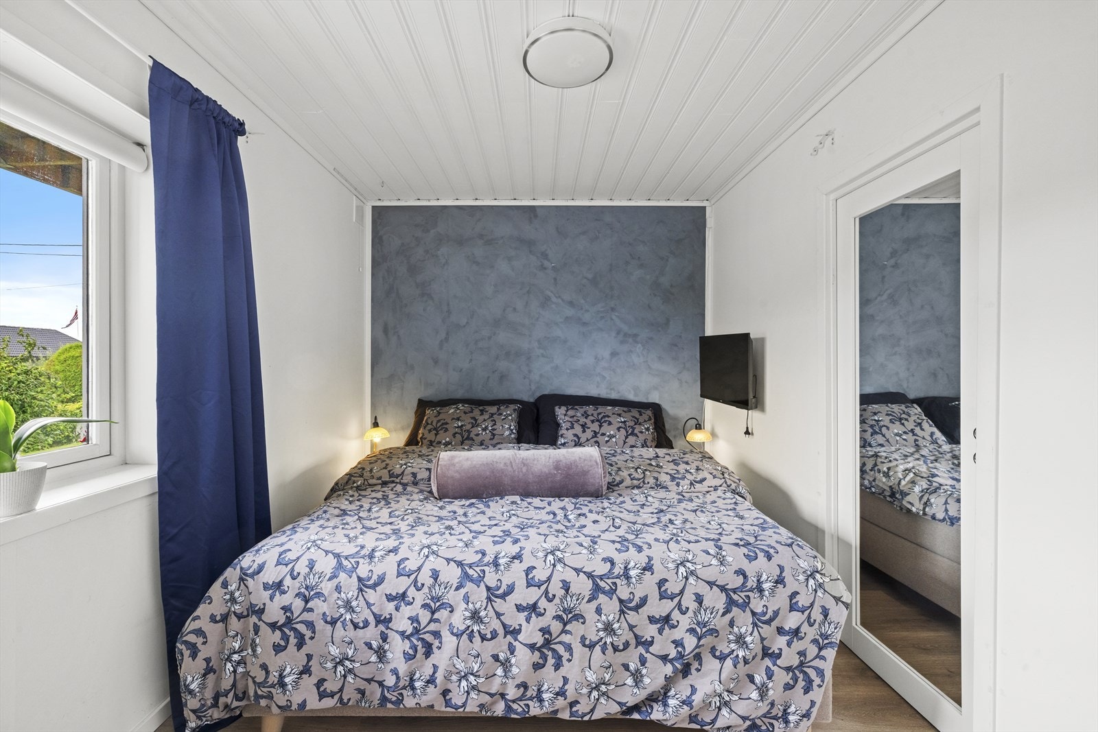 I tilknytning til hovedsoverommet er det inngang til garderoberom/walk-in closet Galleribilde