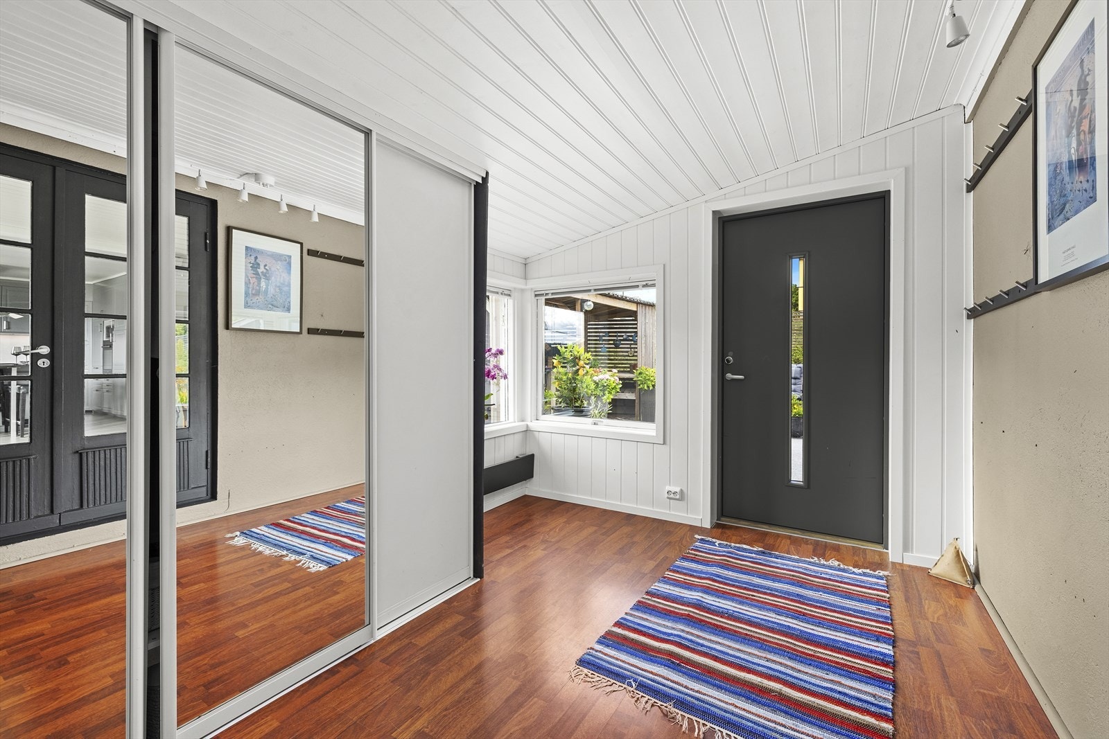 I entrè er det skyvedørsgarderobe og mulighet for ytterligere oppvaring for yttertøy og sko Galleribilde
